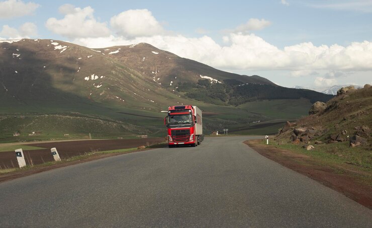 camion-grande-carretera-rural_449849-1244